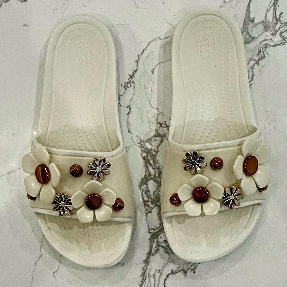 CROCS Women's Cream Floral Embellished Sandals